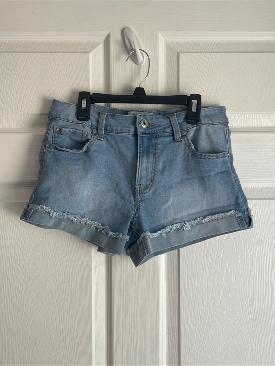 Re Generation Pants - Light Wash Frayed Hem Stretchy Jean Shorts - Casual Summer Staple